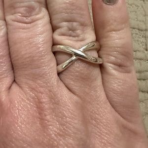 Silvertone criss cross ring.